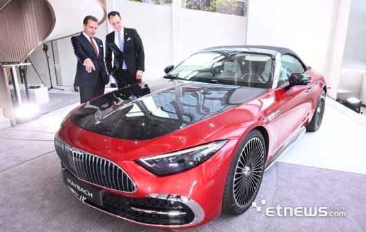 메르세데스-벤츠코리아 임원들이 신차 마이바흐 SL 680 모델을 살펴보고 있다. 박지호기자 jihopress@etnews.com