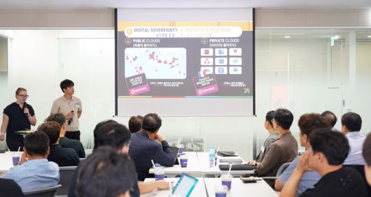 켄달 넬슨 오픈인프라 재단 시니어 업스트림 개발 총괄 디렉터가 행사 주요 참석자를 대상으로 글로벌 동향을 소개하고 있다. 오케스트로 제공