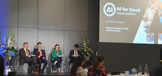 ITU 전기통신표준화국 빌렐 자무시 부국장(맨 좌측), 한국과학창의재단 정우성 이사장(좌측에서 두 번째), 영국 제니 베이츠 외교국제개발부 국장, 일본 타쿠오 이마가와 총무성 총무심의관(맨 우측)이 패널 토론을 하고 있다.