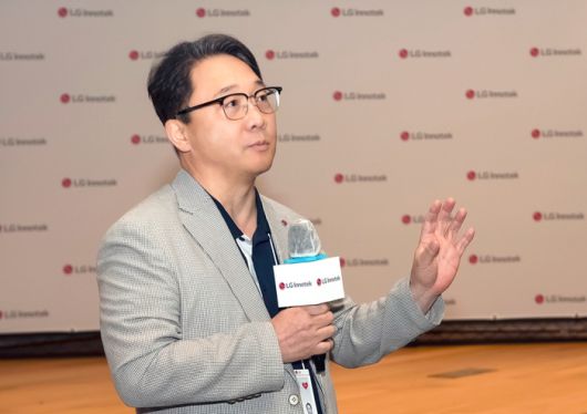 유병국 LG이노텍 전장부품사업부장이 15일 서울 강서구 마곡 본사에서 열린 '차세대 디지털키 솔루션' 제품 설명회에서 기자들에게 사업을 소개하고 있다. 〈사진 LG이노텍 제공〉
