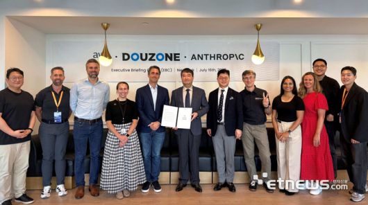 더존비즈온은 16일(미국 현지시간) 미국 맨해튼 재비츠컨벤션센터에서 아마존웹서비스(AWS), 앤트로픽과 AI 기술 활용 및 글로벌 확산에 관한 업무협약을 체결했다.