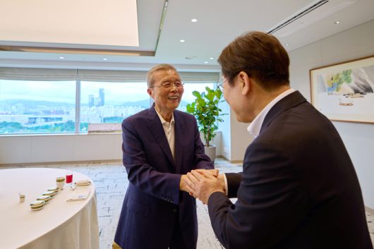 이재명 대통령, 김종인 전 비대위원장과 오찬 회동     (서울=연합뉴스) 이재명 대통령이 17일 서울 용산 대통령실 청사에서 김종인 전 국민의힘 비상대책위원장을 만나 인사하고 있다. 2025.7.17 [대통령실 제공. 재판매 및 DB 금지]     photo@yna.co.kr (끝)