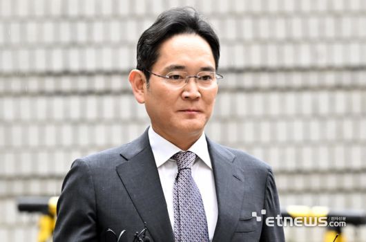 이재용 삼성전자 회장이 지난 2월 5일 서울 서초구 서울중앙지방법원에서 열린 '회계부정·부당합병' 관련 1심 선고 공판에 출석하고 있다. 이동근기자 foto@etnews.com