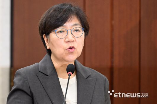 정은경 보건복지부 장관 후보자가 18일 서울 여의도 국회 보건복지위원회에서 열린 인사청문회에서 모두발언을 하고 있다. 이동근기자 foto@etnews.com