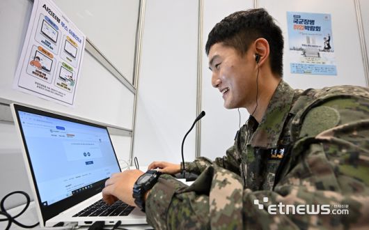 전역예정 초급 간부와 장병을 대상으로 한 2025 국군장병 취업박람회가 7일 경기 고양시 킨텍스에서 열렸다. 한 장병이 AI인터뷰를 하고 있다.  이동근기자 foto@etnews.com