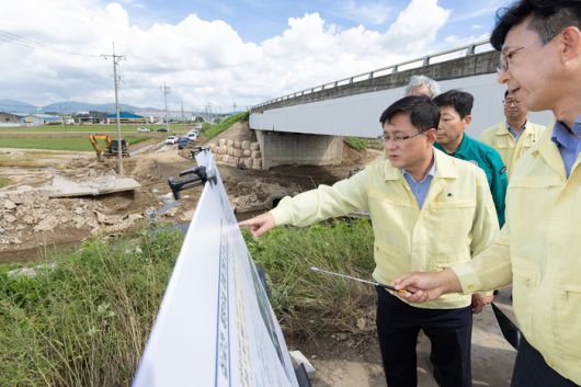 김성환 신임 환경부 장관이 22일 충남 예산군 삽교천 제방 유실 현장을 찾았다. 사진 제공 :  환경부