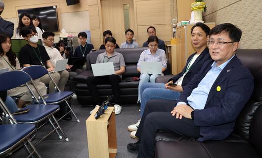 김성환 신임 환경부 장관이 22일 정부세종청사 환경부 기자실에서 출입기자단과 첫 간담회를 열고 있다. 연합뉴스.