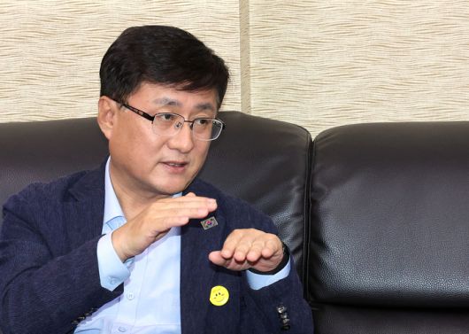 김성환 신임 환경부 장관이 22일 정부세종청사 환경부 기자실에서 출입기자단과 첫 간담회를 열고 있다. 연합뉴스.