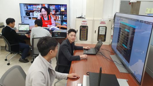 1. ETRI 연구진이 5G 통신망과 UHD 방송망을 융합한 ATSC 3.0 기반 차세대 방송 전송기술을 시연하고 있다.
