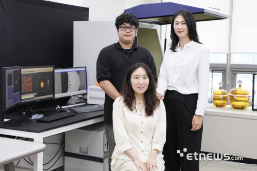 (오른쪽 위부터 반시계방향) DGIST 이윤희 선임연구원, 구교환 선임연구원, 박수현 박사후연수연구원