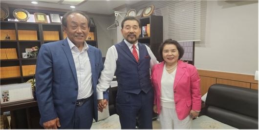 소재학 동국대 교수(가운데)가 옥상두 전 시장 부부와 소 교수 사무실에서 기념 촬영했다. 사진 출처 : 소재학 교수 사무실