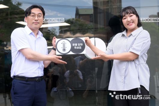 산업통상자원부와 한국에너지공단이 주최한 2025년도 여름철 에너지절약 캠페인 출범식'이 2일 서울 중구 온드림소사이어티에서 열렸다. 이원주 산업통상자원부 대변인과 이수지 개그우먼이 창문에 여름철 적정온도 스티커를 부착하고 있다. 김민수기자 mskim@etnews.com