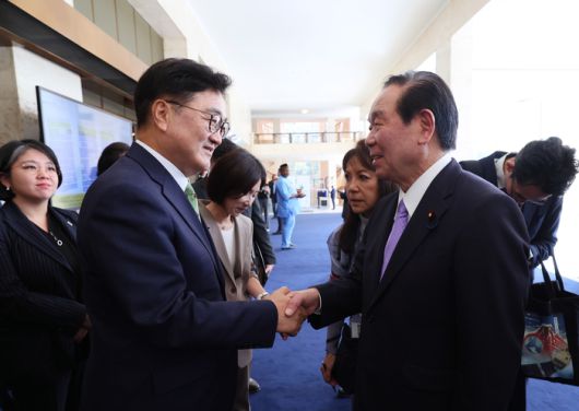 우원식 국회의장(왼쪽)이 누카가 후쿠시로 일본 중의원 의장과 만나 악수하고 있다.