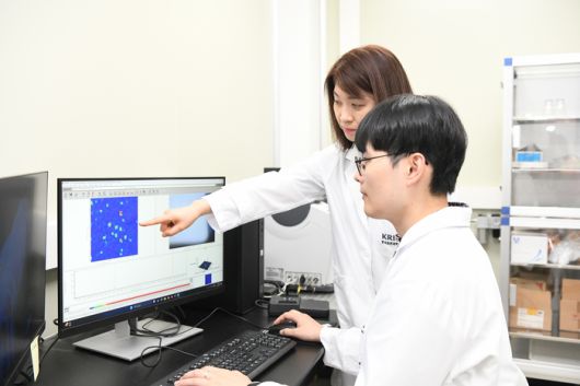 유은아 책임연구원(왼쪽)과 김령명 선임연구원이 SERS 나노입자 기반 생체지표 검출 결과를 분석하고 있다.