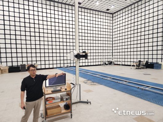 박세호 RAPA 센터장이 25미터 챔버 시설에 대해 설명하고 있다.