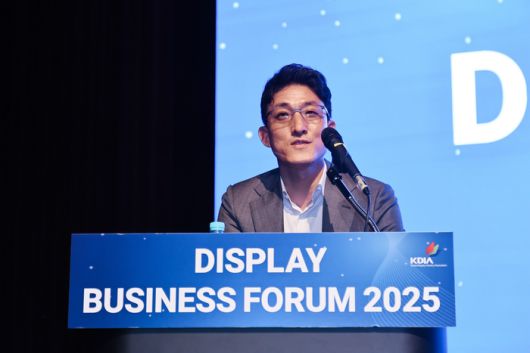 황상근 LG디스플레이 상무가 6일 서울 강남구 코엑스에서 열린 '디스플레이 비즈니스포럼'에서 'OLED TV, 캐즘을 벗어나다'를 주제로 기조연설하고 있다. 〈사진 LG디스플레이 제공〉