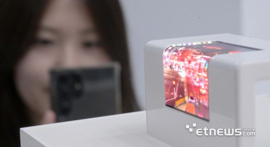 산업통상자원부 주최 'K-Display 2025 한국디스플레이산업전시회'가 7일 서울 강남구 코엑스에서 이틀 일정으로 열렸다. 삼성디스플레이 부스에서 관람객이 스마트워치용 커브드 마이크로 LED 디스플레이를 살펴보고 있다. 김민수기자 mskim@etnews.com