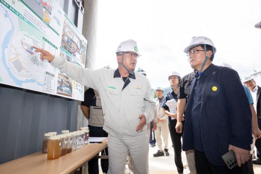김성환 환경부 장관이 7일 경북 봉화군 영풍 석포제련소를 방문해 환경관리 현황에 대해 듣고 있다.