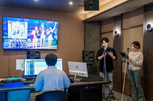 (사진 오른쪽부터) 신나리(루미 역)· 민승우(진우 역)성우가 11일 '넷플릭스 해외 콘텐츠 한국어 더빙 이야기'에서 케이팝 데몬 헌터스 더빙 시연을 하고 있다.