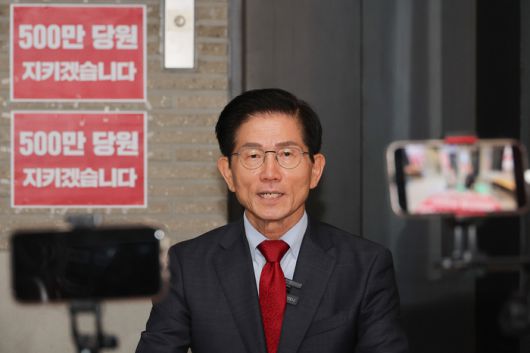 유튜브 인터뷰하는 김문수 후보     (서울=연합뉴스) 류영석 기자 = 김건희특검의 국민의힘 중앙당사 압수수색에 반대하며 당사 현관에 8일째 농성을 이어가는 김문수 당 대표 후보가 20일 강용석 변호사의 유튜브에 출연해 인터뷰하고 있다. 2025.8.20     ondol@yna.co.kr (끝)