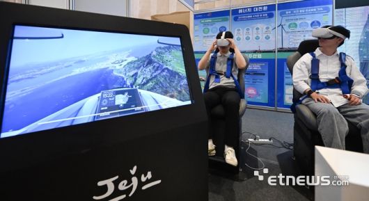 지난달 9일 제12회 국제e모빌리티 엑스포가 제주 서귀포시 신화월드 컨벤션센터에서 열렸다. 참관객이 제주형 도심항공교통(UAM)시뮬레이터 체험을 하고 있다.(제주=이동근기자 foto@etnews.com)