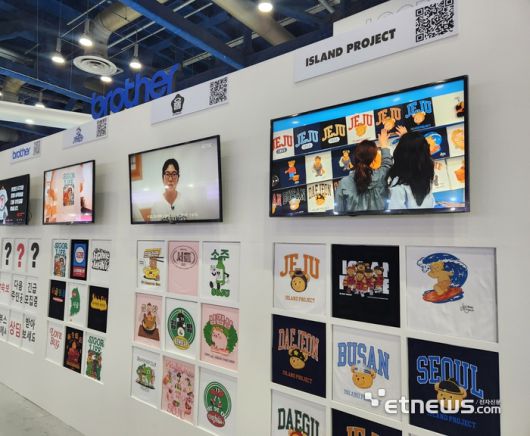 서울 코엑스에서 열린 프리뷰 인 서울 2025에 브라더코리아 섬유프린터로 만든 티셔츠가 전시돼있다 (사진=김신영 기자)