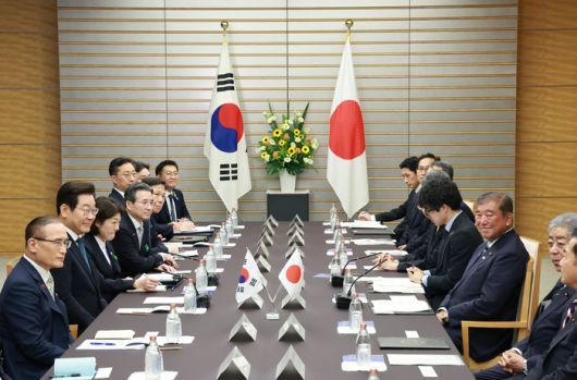 이재명 대통령, 이시바 일본 총리와 한일 확대정상회담     (도쿄=연합뉴스) 홍해인 기자 = 이재명 대통령과 이시바 시게루 일본 총리가 23일 일본 도쿄 총리 관저에서 한일 확대정상회담을 하고 있다. 2025.8.23     hihong@yna.co.kr (끝)