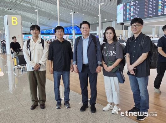 최대호 안양시장(가운데)이 23일 체코와 오스트리아에서 열리는 목민관클럽 도시정책연수에 참가하기 위해 출국 전 직원들과 기념 촬영했다.