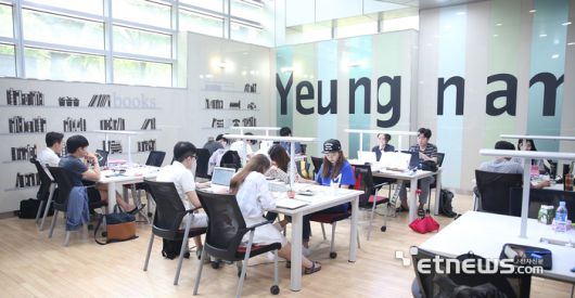 영남대 학생들이 도서관에서 공부에 열중하고 있다.