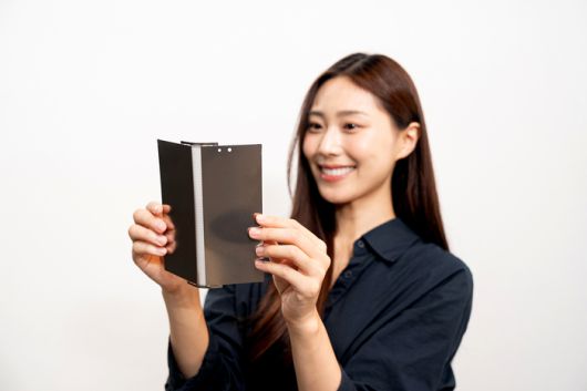 삼성전자 갤럭시Z 폴드7에 적용된 티타늄 플레이트. 파인엠텍이 티타늄 백플레이트를 생산한다. 〈사진 삼성디스플레이〉