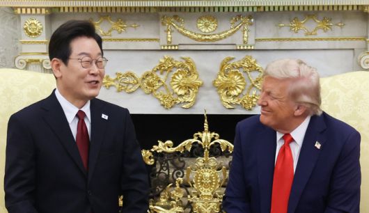 이재명 대통령과 도널드 트럼프 미국 대통령이 25일(현지시간) 미국 워싱턴DC 백악관에서 정상회담을 하며 미소짓고 있다. 연합뉴스