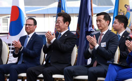 이재명 대통령, 한화 필리조선소 선박 명명식 참석     (필라델피아=연합뉴스) 홍해인 기자 = 이재명 대통령이 26일(현지시간) 미국 필라델피아의 한화 필리조선소에서 열린 '스테이트 오브 메인'호 명명식에서 박수치고 있다.     오른쪽부터 김동관 한화그룹 부회장, 이 대통령, 시 샤피로 펜실베이니아 주지사.     이 선박은 미국 해양청이 발주한 국가 안보 다목적 선박(NSMV) 5척 중 3호선이다. 2025.8.27     hihong@yna.co.kr  (끝)