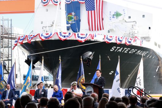 이재명 대통령, 한화 필리조선소 선박 명명식 축사     (필라델피아=연합뉴스) 홍해인 기자 = 이재명 대통령이 26일(현지시간) 미국 필라델피아의 한화 필리조선소에서 '스테이트 오브 메인'호 명명식 축사를 하고 있다.     이 선박은 미국 해양청이 발주한 국가 안보 다목적 선박(NSMV) 5척 중 3호선이다. 2025.8.27     hihong@yna.co.kr (끝)