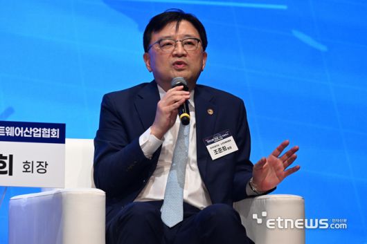 전자신문 1만호 기념 컨퍼런스가 '한국형 AI 발전 전략과 비전'을 주제로 29일 서울 서초구 엘타워에서 열렸다. 조준희 한국인공지능·소프트웨어산업협회장이 토크콘서트에서 발언하고 있다.  이동근기자 foto@etnews.com