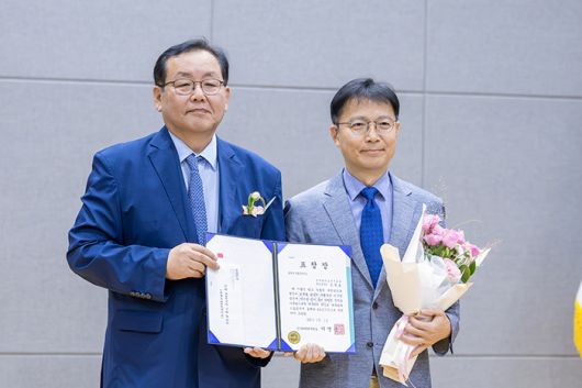 올해의 KRICT인 상을 받은 김필호 책임연구원(오른쪽)이 기념촬영을 하고 있다.
