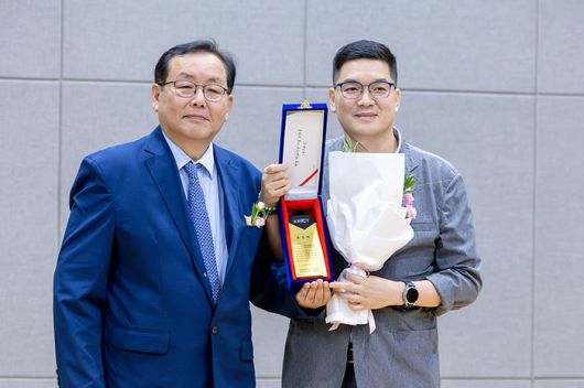 [그림 3] 화학연 제49주년 창립기념식에서 연구대상을 받은 광에너지연구센터 전남중 센터장(오른쪽)이 기념촬영을 하고 있다.