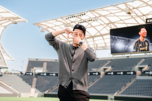 미국 로스앤젤레스FC(LAFC)로 이적한 손흥민이 6일(현지시간) 미국 로스앤젤레스(LA) BMO 스타디움에서 세리머니를 하며 기념촬영을 하고 있다. (연합뉴스)