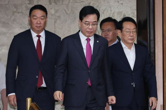 원내대책회의 참석하는 국민의힘 원내지도부     (서울=연합뉴스) 김주성 기자 = 국민의힘 송언석 원내대표와 김도읍 정책위의장, 정희용 사무총장, 유상범 원내수석부대표가 2일 서울 여의도 국회에서 열린 원내대책회의에 참석하고 있다. 2025.9.2     utzza@yna.co.kr (끝)