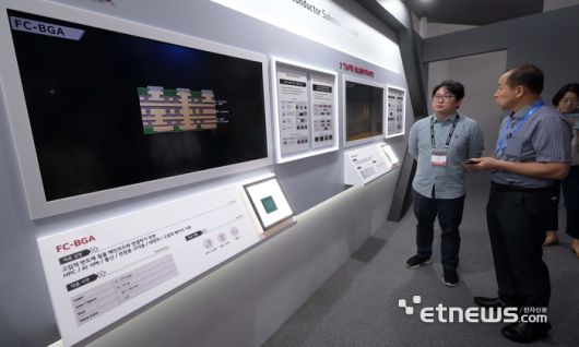 한국PCB&반도체패키징산업협회와 인천광역시가 주최한 '제22회 국제 첨단 반도체 기판 및 패키징 산업전'이 3일 인천광역시 연수구 송도컨벤시아에서 열렸다. LG이노텍 부스에서 관람객이 고부가 반도체용 기판인 '플립칩 볼그리드 어레이'에 대한 설명을 듣고 있다. 김민수기자 mskim@etnews.com