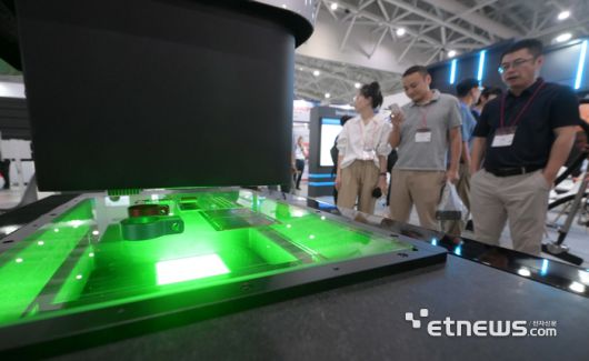 한국PCB&반도체패키징산업협회와 인천광역시가 주최한 '제22회 국제 첨단 반도체 기판 및 패키징 산업전'이 3일 인천광역시 연수구 송도컨벤시아에서 열렸다. 티지텍코리아 부스에서 관람객이 반도체 기판 비접촉 3차원 측정기를 살펴보고 있다. 김민수기자 mskim@etnews.com