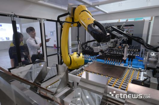 한국PCB&반도체패키징산업협회와 인천광역시가 주최한 '제22회 국제 첨단 반도체 기판 및 패키징 산업전'이 3일 인천광역시 연수구 송도컨벤시아에서 열렸다. 이글아이텍 부스에서 관람객이 협동로봇을 활용한 반도체 기판 공정 과정을 살펴보고 있다. 김민수기자 mskim@etnews.com