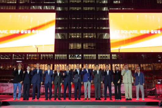 5일 서울 종로구 '광화문스퀘어 오프닝 세리머니' 행사 주요 참석자들이 사진촬영을 하고 있다. 종로구 제공