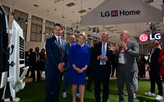 카이 베그너 베를린 시장(사진 왼쪽 첫 번째)과 프란치스카 기파이 베를린 부시장 겸 경제에너지당국 의원 (왼쪽 두 번째) 등이 5일(현지시간) LG전자 AI 모빌리티 공간 솔루션 슈필라움을 체험해보고 있다.