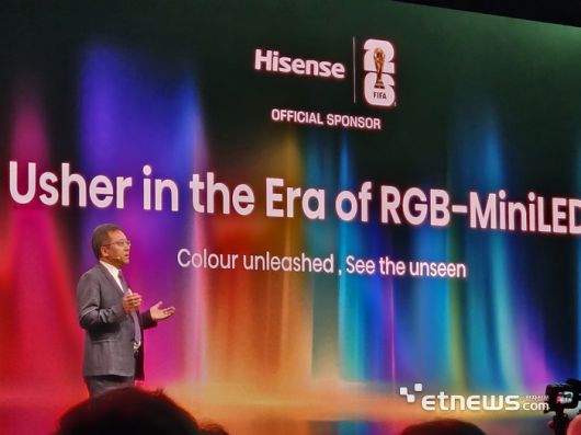 데니스 리 하이센스 비주얼 테크놀로지 최고경영자(CEO)가 5일(현지시간) 열린 IFA 2025 기조연설에서 RGB 미니 LED TV 기술 업데이트를 공개하고 있다. (사진=배옥진)
