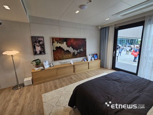 삼성 모듈러 홈 내부의 안방 모습. TV, 에어컨 같은 AI 가전이 모두 삼성전자 제품으로 빌트인돼 있다. 조명과 커튼 등 다양한 IoT 제품들이 스마트싱스 기반으로 연결돼 유기적으로 동작한다. (사진=배옥진)