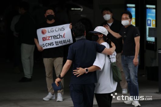 미국 이민당국에 의해 조지아주에 구금됐던 한국인 근로자들이 12일 인천국제공항 제2여객터미널을 통해 귀국한 뒤 주차장에서 동료들과 만나고 있다. 김민수기자 mskim@etnews.com