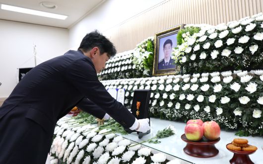 고 이재석 경사에 훈장 추서하는 강훈식 대통령비서실장     (인천=연합뉴스) 임순석 기자 = 강훈식 대통령비서실장 12일 인천 동구의 한 장례식장에 마련된 해양경찰관 고(故) 이재석 경사 빈소를 찾아 훈장을 추서하고 있다.      이 경사는 지난 11일 인천 옹진군 영흥도 갯벌에 고립된 70대 A씨를 구조하는 과정에서 자신이 착용했던 구명조끼를 A씨에게 입혀준 뒤 함께 헤엄쳐 나오다 실종됐다. 2025.9.12     soonseok02@yna.co.kr (끝)