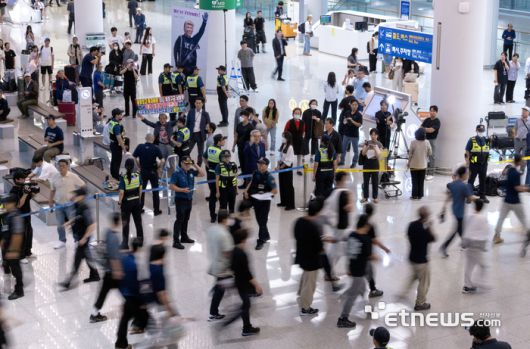 미국 조지아주 현대차그룹-LG에너지솔루션 배터리 합작 공장 건설 현장에서 구금됐다가 석방된 한국인 노동자들이 12일 인천국제공항을 통해 귀국하고 있다. 김민수기자 mskim@etnews.com