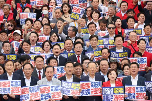 구호 외치는 장동혁-송언석-권성동-추경호     (서울=연합뉴스) 박동주 기자 = 국민의힘 장동혁 대표, 송언석 원내대표, 권성동, 추경호 의원 등 의원들이 12일 서울 여의도 국회 본청 앞 계단에서 열린 '야당 탄압 독재정치 규탄 대회'에서 구호를 외치고 있다. 2025.9.12     pdj6635@yna.co.kr (끝)
