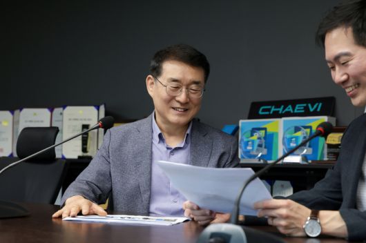 김영수 채비 CTO(왼쪽)와 이근욱 연구개발본부장(오른쪽). 사진 출처 : 채비